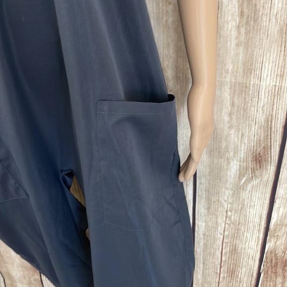 Gray v-neck solid loose fit jumpsuit with pockets & spaghetti straps Size Large - Picture 4 of 9